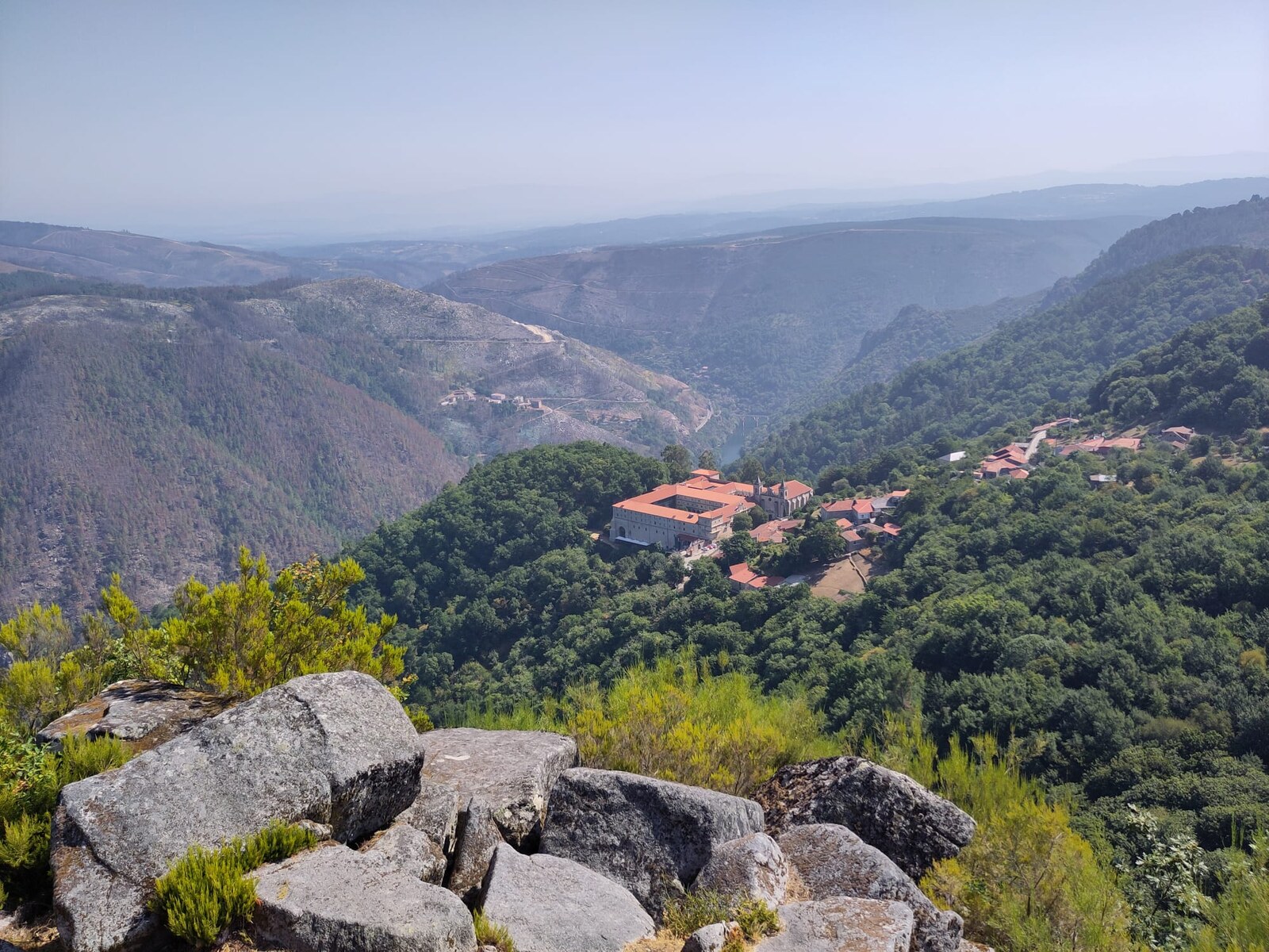 Le monastère de Santo Estevo de Ribas de Sil, vu depuis un belvédère